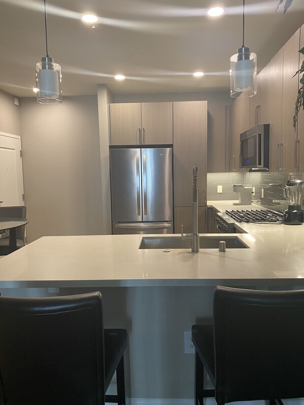 Kjøleskap, mikrobølgeovn, ovn og kokeplater