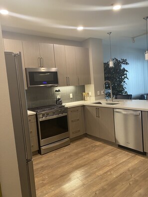 Kjøleskap, mikrobølgeovn, ovn og kokeplater