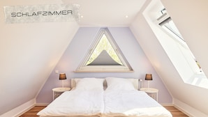 Une chambre avec un plafond en pente, une lucarne et un lit recouvert de linge de lit blanc.