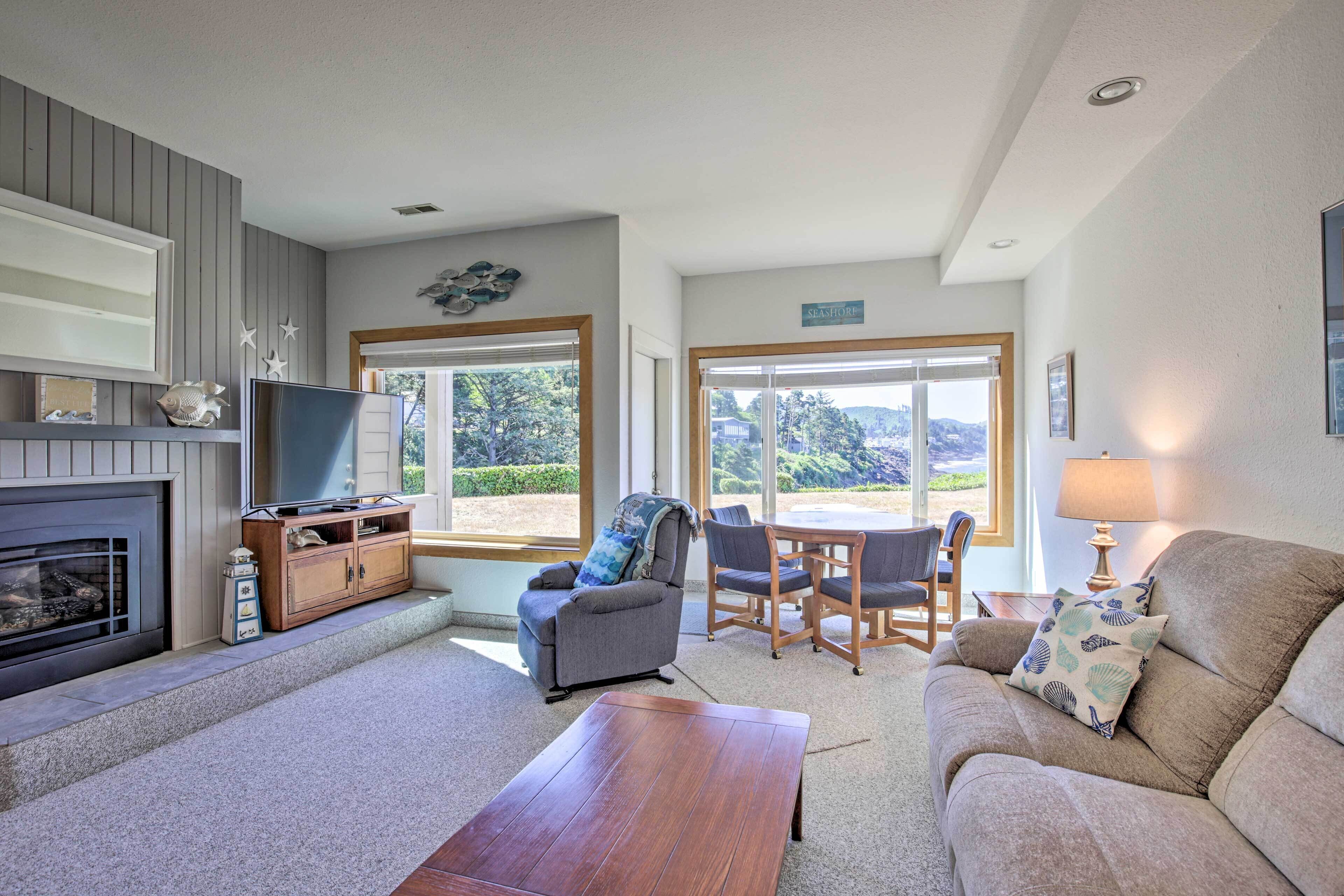 Cozy Depoe Bay Hideaway, Steps to Scenic View