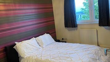 3 bedrooms, desk, iron/ironing board, free WiFi