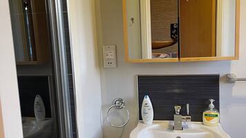 Bathtub, towels, soap, shampoo