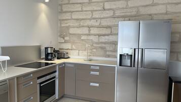 Réfrigérateur, micro-ondes, four, lave-vaisselle