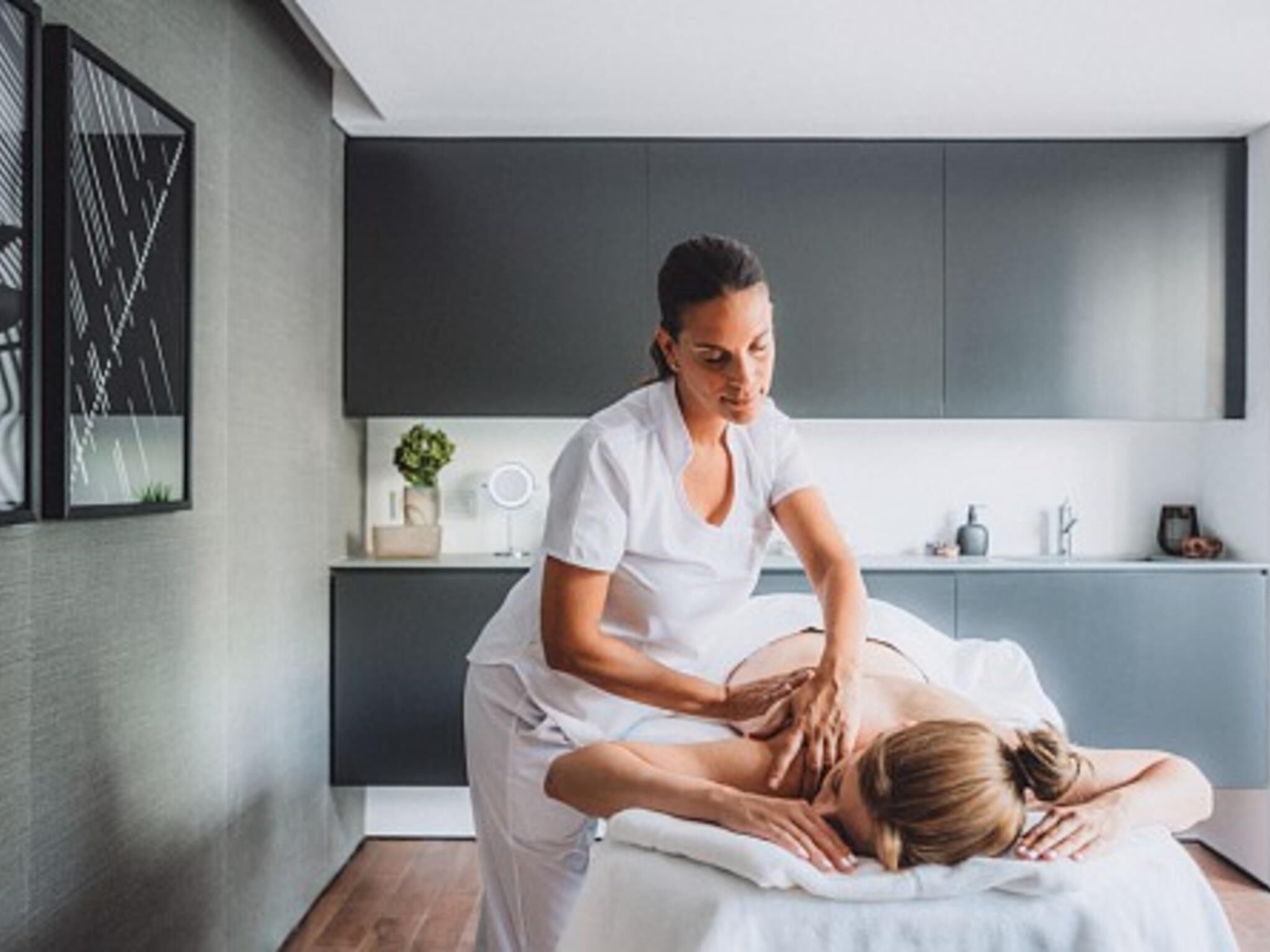 Couples treatment rooms, body treatments, hot stone massages