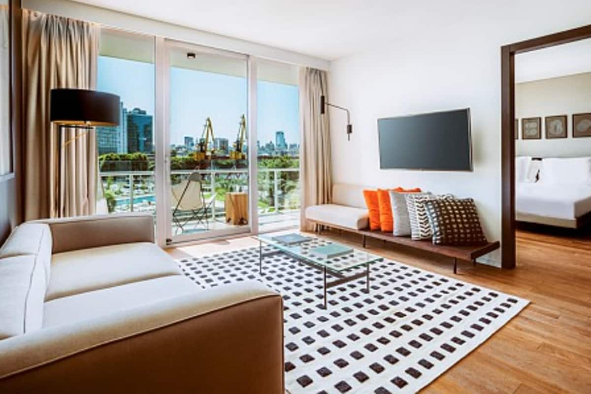 Suite – deluxe, 1 kingsize-seng, havneutsikt | Sengetøy av topp kvalitet, minibar, safe på rommet og skrivebord
