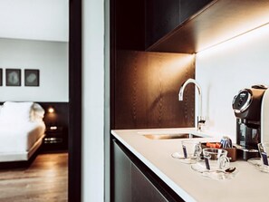 Seprai premium, minibar, brankas, dan didekorasi berbeda-beda