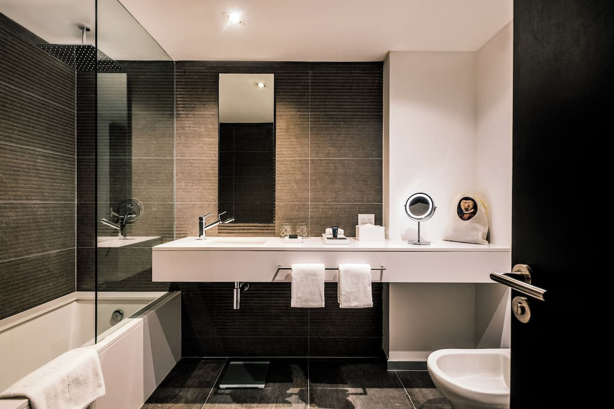 separate bathtub and shower, rainfall showerhead, free toiletries