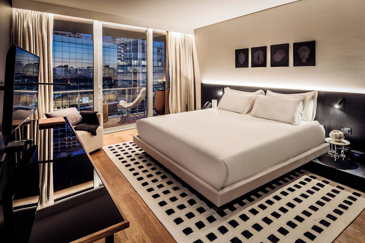 Sengetøy av topp kvalitet, minibar, safe på rommet og skrivebord