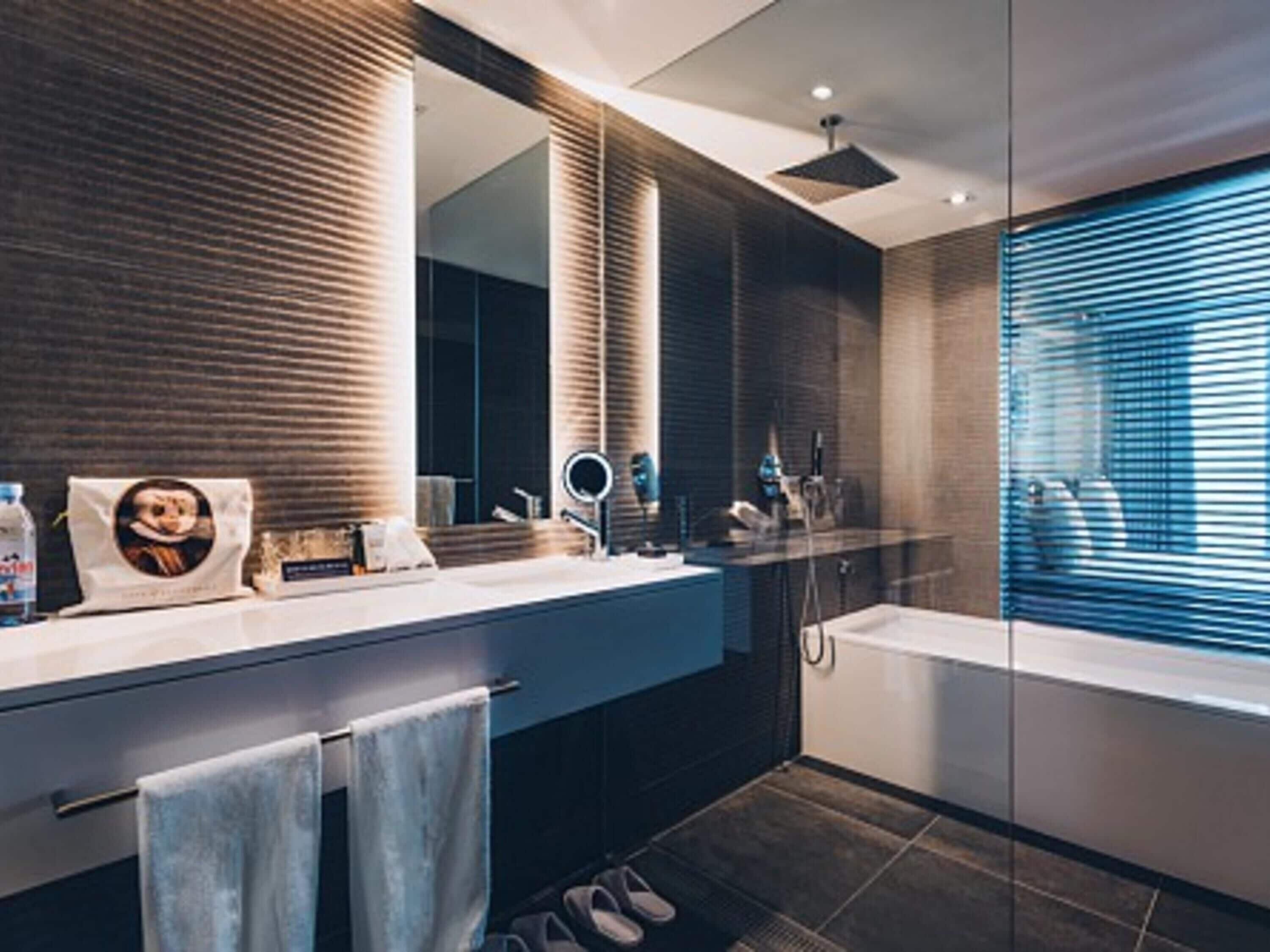 Hochwertige Bettwaren, Minibar, Zimmersafe, individuell dekoriert