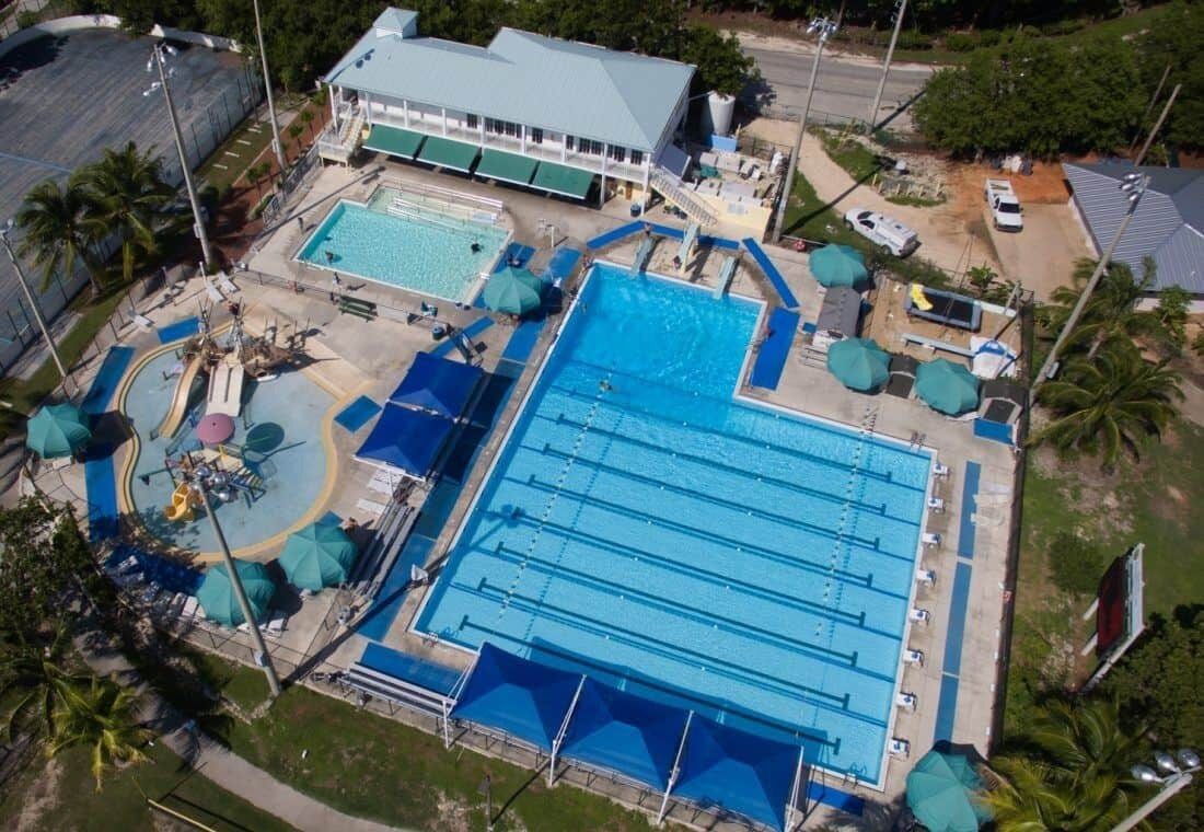 Una piscina al aire libre, una piscina climatizada
