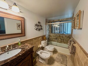 Combined shower/tub, hair dryer, towels