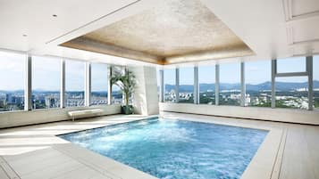 Piscina coperta, con ingresso dalle 06:00 alle 22:00, lettini