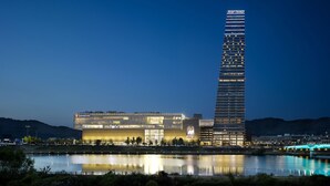 A modern hotel with a tall tower and a shorter building with a large billboard. - Hotel Onoma Daejeon, Autograph Collection (Daejeon)