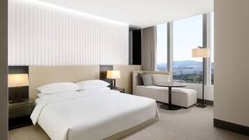 Business Deluxe Room, 1 King Bed | Free minibar, in-room safe, blackout drapes, iron/ironing board