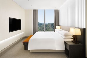 Suite, 1 cama de matrimonio grande (Onoma) | Minibar con artículos gratuitos, caja fuerte, escritorio