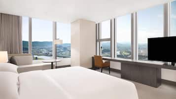 Premier Room, 1 King Bed, Corner | Free minibar, in-room safe, blackout drapes, iron/ironing board