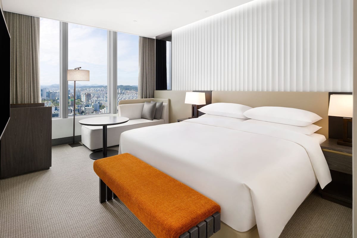 Deluxe kamer, 1 kingsize bed (Business) | Een gratis minibar, een kluis op de kamer, verduisterende gordijnen