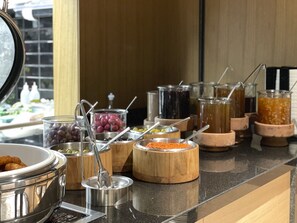 Petit déjeuner buffet servi tous les jours en supplément