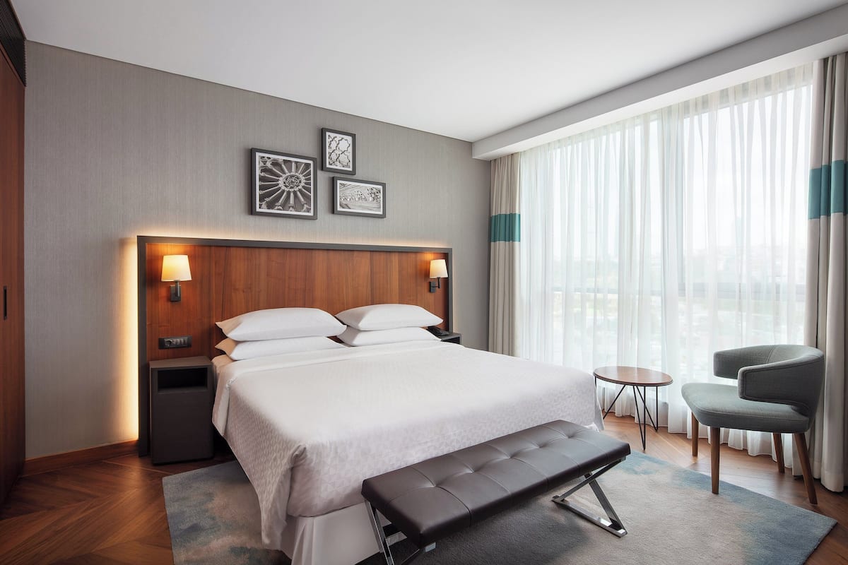 Suite junior, 1 habitación, no fumadores | Ropa de cama de alta calidad, minibar, caja fuerte y escritorio