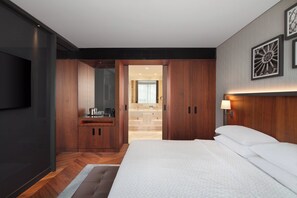 A modern hotel room with a large bed, wooden wardrobe, and a TV mounted on the wall. - Four Points by Sheraton Istanbul Kagithane (Istanbul)