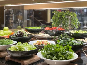 A buffet with various salads and vegetables. - Four Points by Sheraton Istanbul Kagithane (Istanbul)