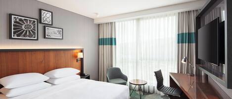 Quarto luxo, 1 cama King, no canto | Roupas de cama premium, frigobar, cofres nos quartos, escrivaninha