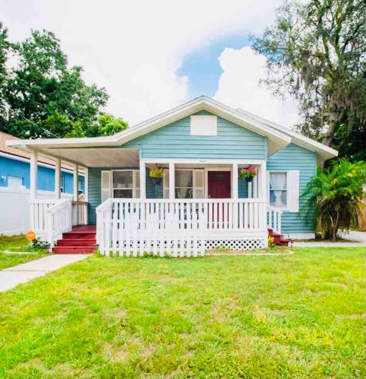 5 bedroom home for 13 guests near Busch Gardens BUCs downtown Tampa TPA Pets OK!