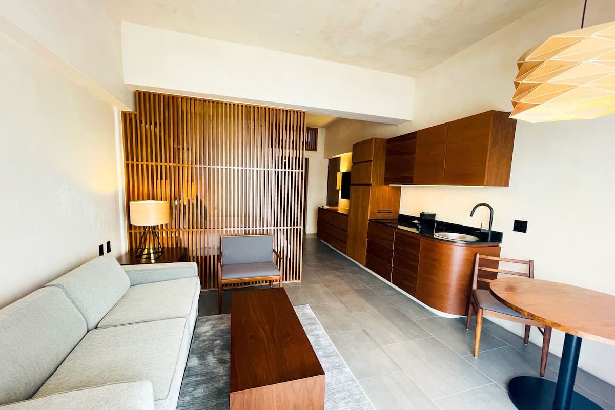 Luxe beddengoed, bedden met traagschuimmatras, een minibar