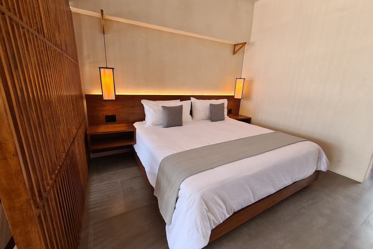 Luxe beddengoed, bedden met traagschuimmatras, een minibar