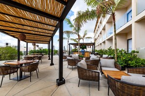 Outdoor dining - Hive Cancun by G Hotels (Cancun)