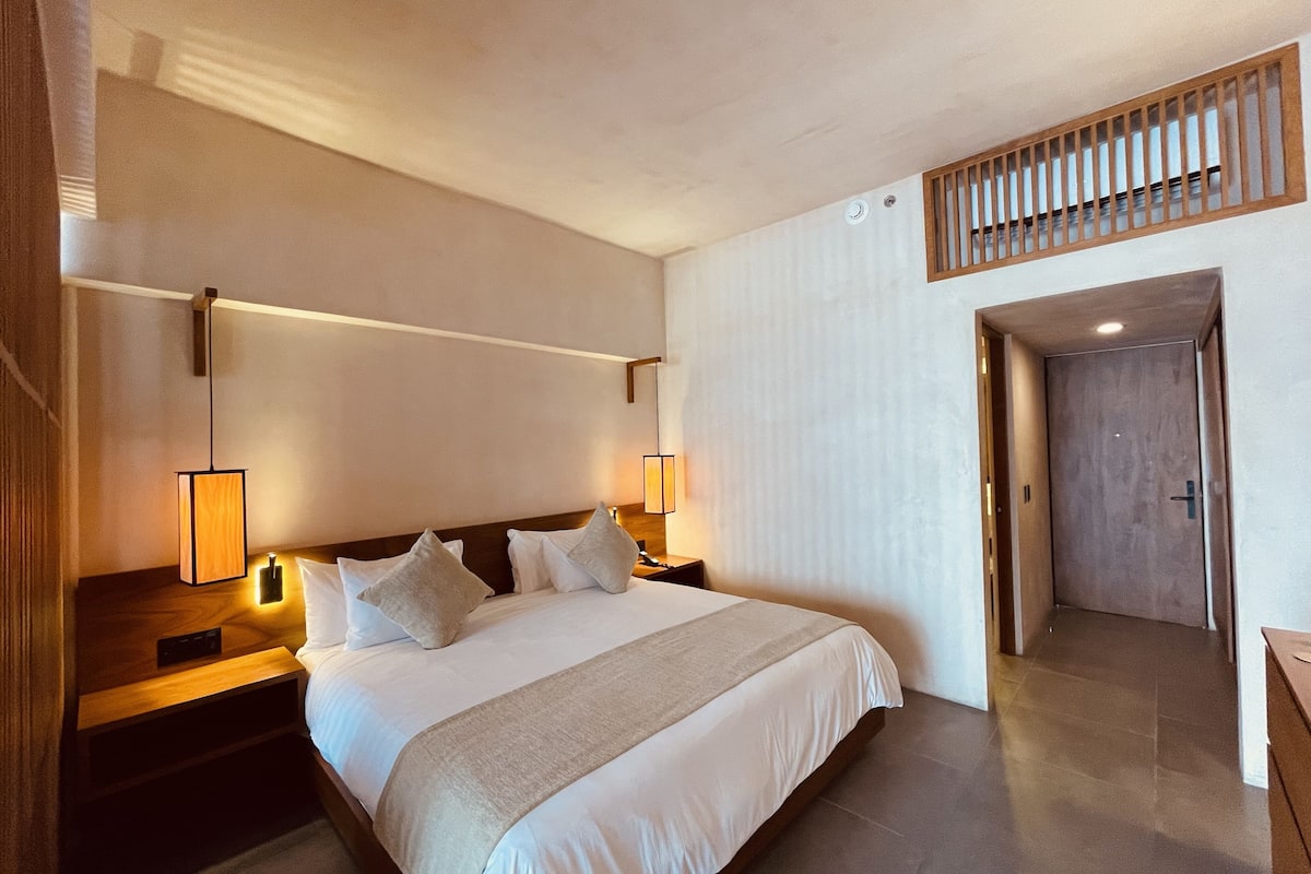 1 bedroom, premium bedding, memory-foam beds, minibar