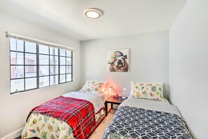 2 bedrooms, desk, Internet, bed sheets - Cozy Monterey Apartment - Walk to Wharf & Dtwn! (Monterey)