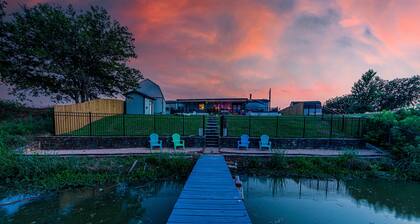 Lakefront Home with dock, 6 Kayaks, Hot Tub! 3 miles to Granbury Square