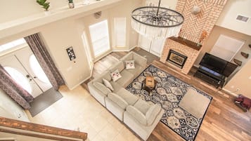 TV connectée, cheminée, baby-foot, livres