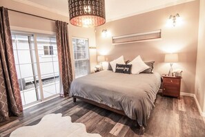 4 habitaciones, escritorio y tabla de planchar con plancha