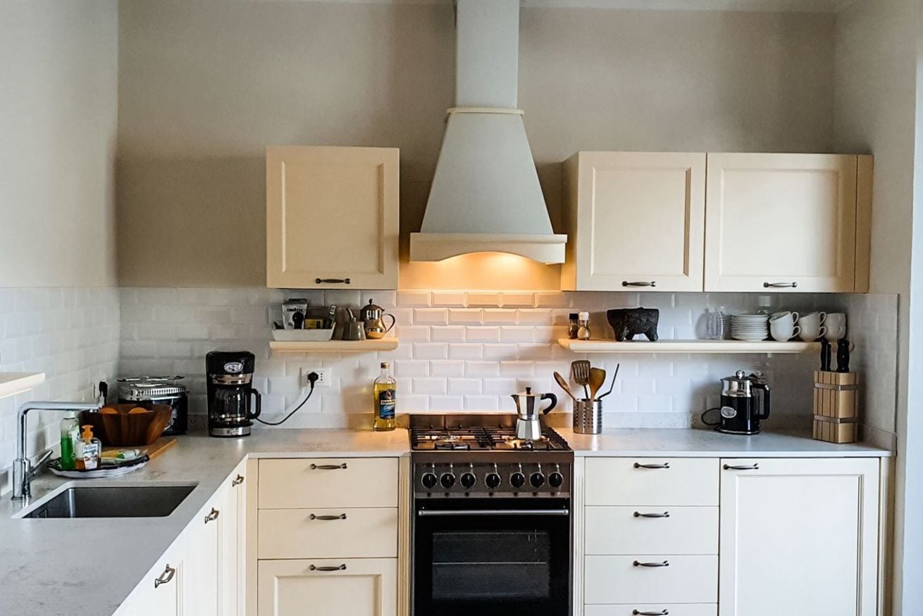 Coffee/tea maker, fridge, oven, stovetop