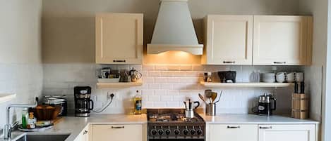 Coffee/tea maker, fridge, oven, stovetop