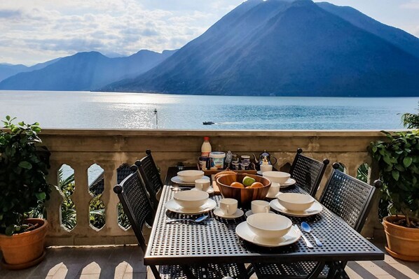 Una mesa dispuesta para el desayuno con vistas a la montaña.