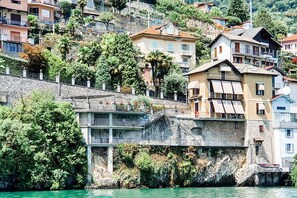 Un pueblo costero con edificios construidos en una ladera con vista al mar.