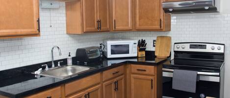 雪櫃、微波爐、焗爐、爐具