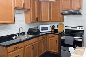 Kylskåp, mikrovågsugn, ugn och spishäll