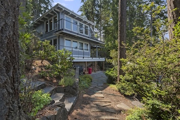 Treasure Island Retreat, facing the water