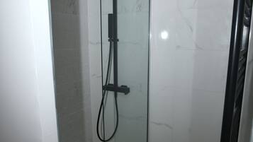 Tina, secadora de cabello, toallas, jabón
