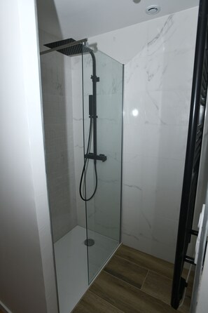 Bathtub, hair dryer, towels, soap - The leaning house with private Jacuzzi (Rosny-sous-Bois)
