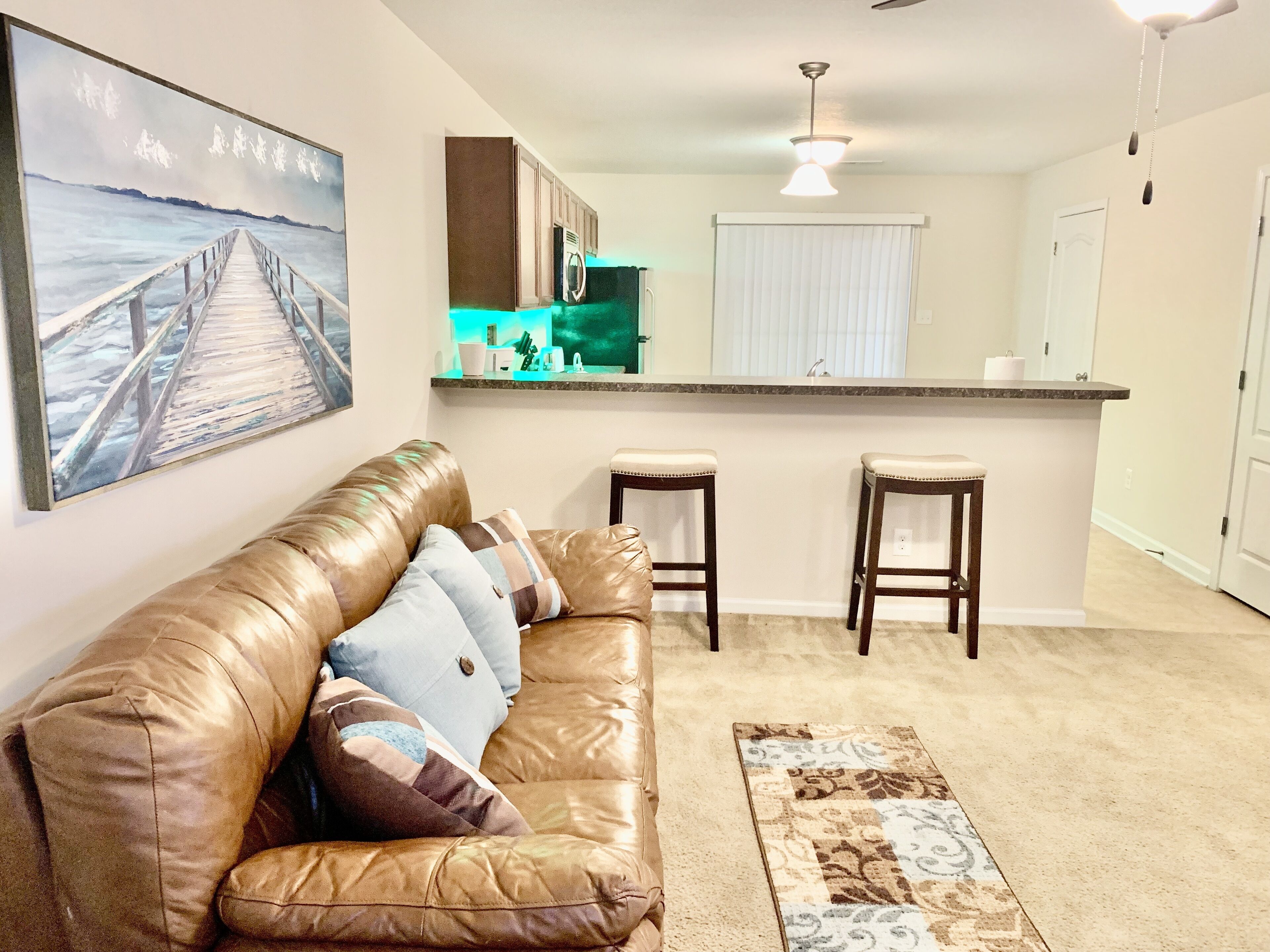 2-bedroom townhouse close to shopping and the base