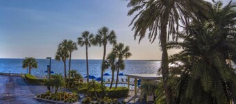 â€Amazing Waterfront View/Near Downtown& Airport âđŹ