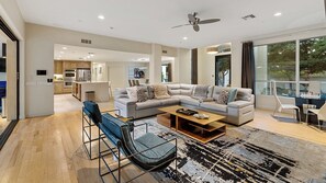 Smart TV, caminetto, tavolo da ping pong