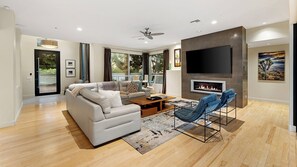 Smart TV, fireplace, table tennis - 7BR Scottsdale Estate w/ Pool, Spa, Golf & 2BR Casita (Scottsdale)
