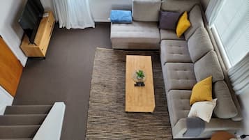 Smart TV, Netflix, books, streaming services