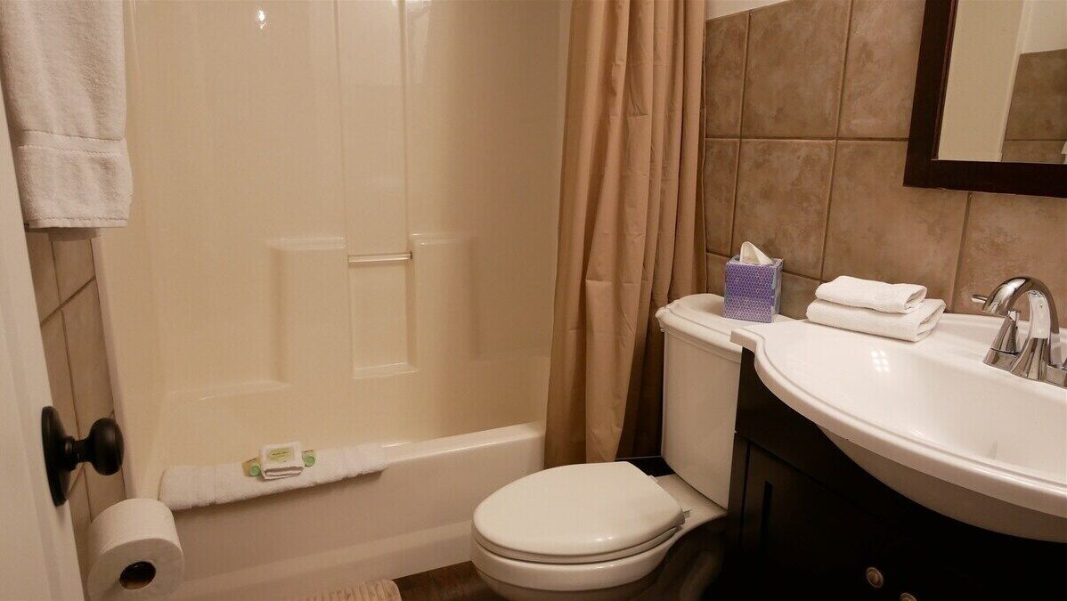 Main Floor Hallway Full Bathroom, tub/shower combo